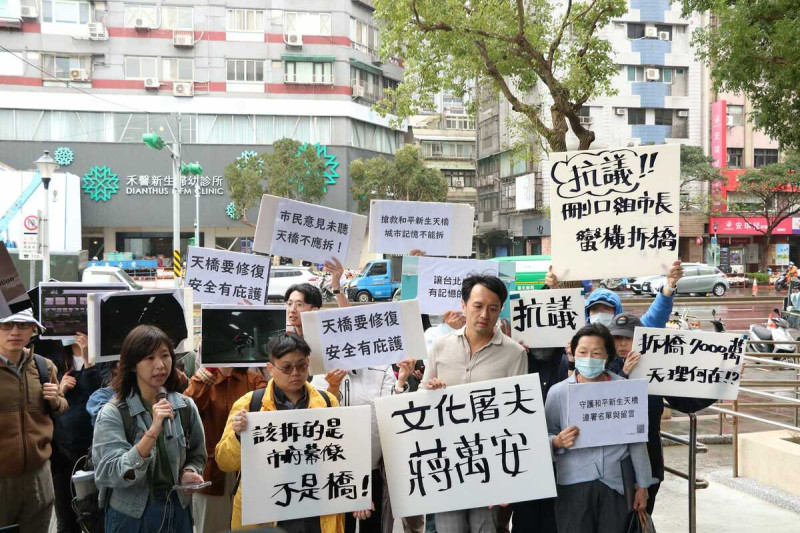 「守護和平新生天橋」砲轟蔣萬安「文化屠夫」，背棄承諾，面對市民要求溝通，仍背離民意一意孤行。   圖：「守護和平新生天橋」團體提供