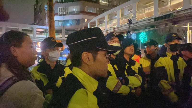 警方深夜將抗議拆橋的民眾包圍起來。   圖：「守護和平新生天橋」團體提供