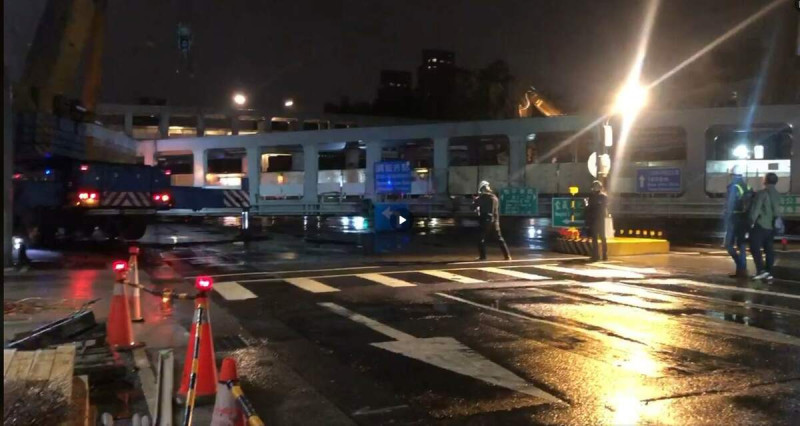 北市府深夜拆除和平新生天橋，「天橋落地」，苗博雅痛批，蔣市府承諾的交通安全配套還沒做好就拆橋，「市長可以無能，不可以沒有誠信」。   圖：大安區居民林伸伸提供