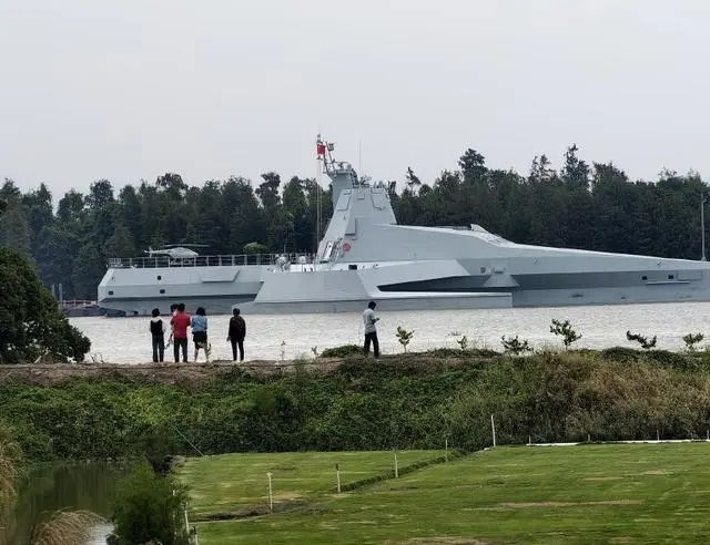 中國隱形無人艦「虎鯨號」設計上抗雷達、能夠在惡劣的海上環境中穩定行駛，具備執行遠程火力打擊和反潛任務的能力。   圖：翻攝自X / @lmliy · Nov 11