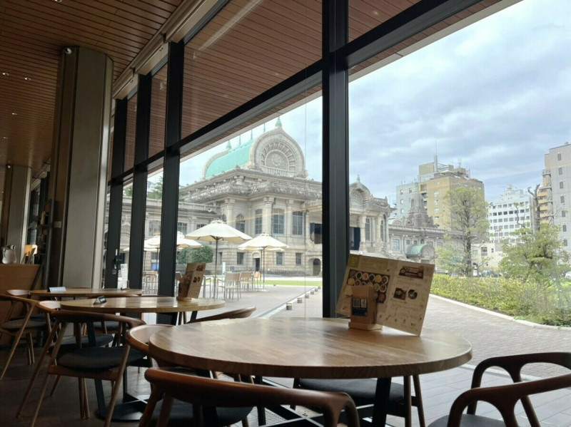 築地本願寺咖啡廳「Tsumugi」用餐環境寬敞，還可眺望築地本願寺充滿異國風情的外觀。   圖：©Tsukiji Hongwanji／提供