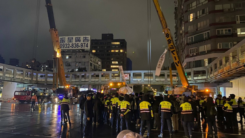 「守護和平新生天橋」指出，蔣市府只以一紙A4紙通知拆橋，在他們臨時爭取來的說明會中表示「僅作通知，沒有討論餘地」，在媒體放話要強勢拆除，又在一天內突襲封橋拆除，也是台北史上文資審議時間最短的案子，痛批蔣萬安是剛愎自用、心口不一的虛偽首長。   圖：「守護和平新生天橋」團體提供