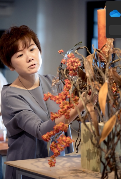 歌德國際花藝家協會理事長簡明惠，為此次公益活動親自教學   圖：益品書屋淡水館提供