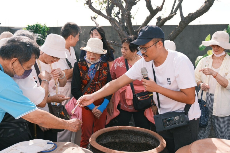 御鼎興醬油第三代今再發聲明，捍衛60多年老店聲譽，並表示散布與造假訊息皆已蒐證，警告大家誤在亂傳，否則不排除提告。   圖：翻攝自御鼎興臉書專頁