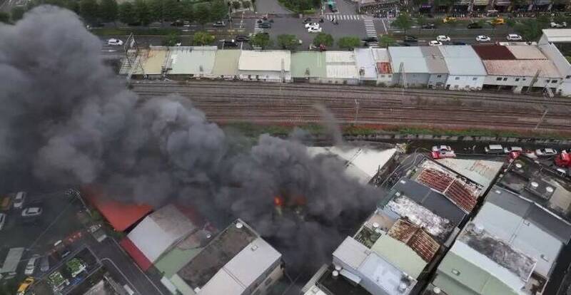 桃園八德區鐵皮建築發生火警，環保局警告下風處區域居民需採取防護。   圖：民眾提供