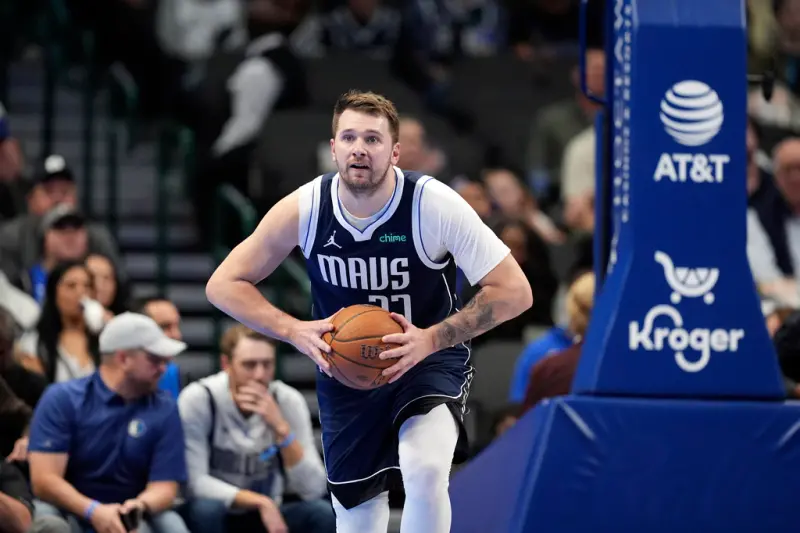 ▲NBA達拉斯獨行俠球星Luka Doncic，今（22）日傳出因右手腕拉傷將至少缺席一週，根據統計自2021年來Doncic缺席的比賽，獨行俠勝率不到4成。（圖／美聯社／達志影像）   