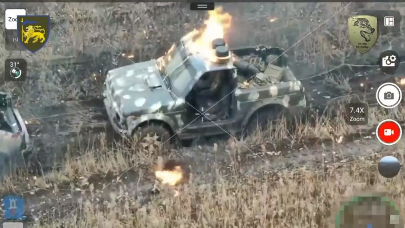 由於軍備不足，俄軍開始使用拉達( Lada )的 Niva 越野車替代裝甲車。   圖：擷取自 @NOELreports X 分享影片