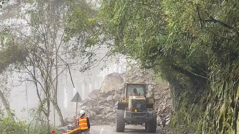 中橫道路今(22)日上午傳出嚴重坍方公路局公路局東區養護工程分局獲報立即派員前往搶通，預計最快23日中午才能開放通行。   圖：公路局／提供