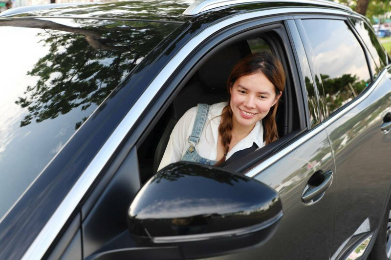 下車前先查看照後鏡。   圖：高雄市新聞局提供