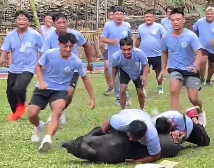 多納黑米祭狩獵技能活動，被民眾認為不文明，有虐待動物之嫌。   圖：孫家銘翻攝