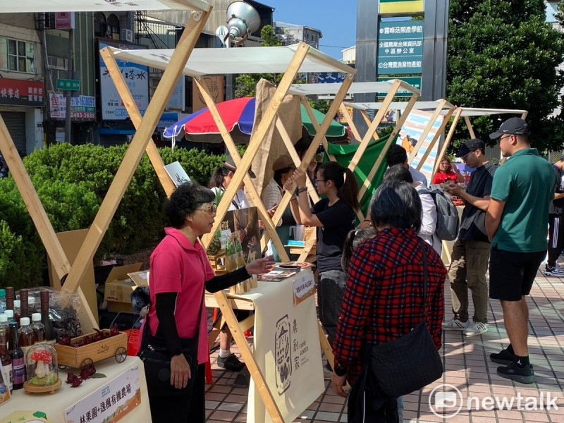 合樸小雪市集吸引太批人潮。   圖：唐復年/攝