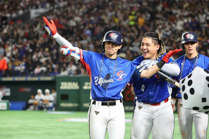 台日冠軍戰，五局上台灣隊長陳傑憲趁勢揮出3分砲，將領先擴大至4比0。   圖:翻攝自CPBL 中華職棒