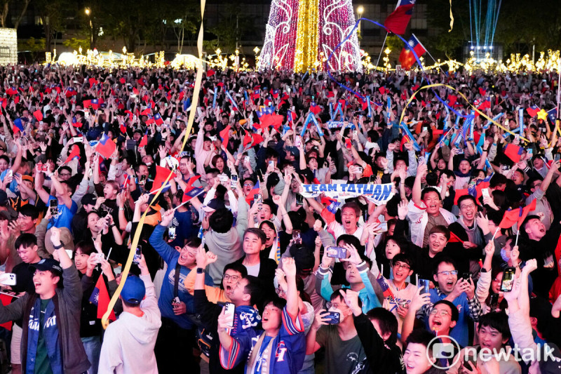 台灣隊拿下世界12強棒球錦標賽寶座，當9 局下再見雙殺日本球員後，在板橋市民廣場應援的球迷們歡聲雷動，激動不已！   圖：張良一/攝