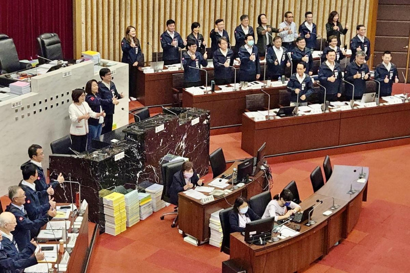 陳其邁、議長康裕成與市府首長、市議員一起祝賀台灣隊12強棒球賽奪冠。   圖：高雄市政府提供