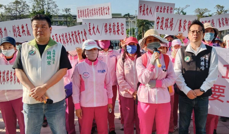 自救會在民進黨議員陪同下要求市府顧及桿娣家庭生計及選手培訓問題。   圖：孫家銘攝