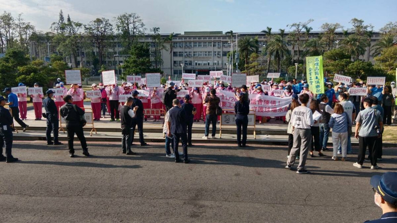 高雄高爾夫球場桿娣自救會到議會陳情，現場警力嚴陣以待。   圖：孫家銘攝