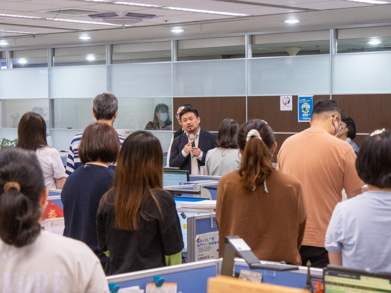 勞動部長洪申翰今日前往勞發署北分署關心基層公務員。   圖：翻攝自洪申翰臉書