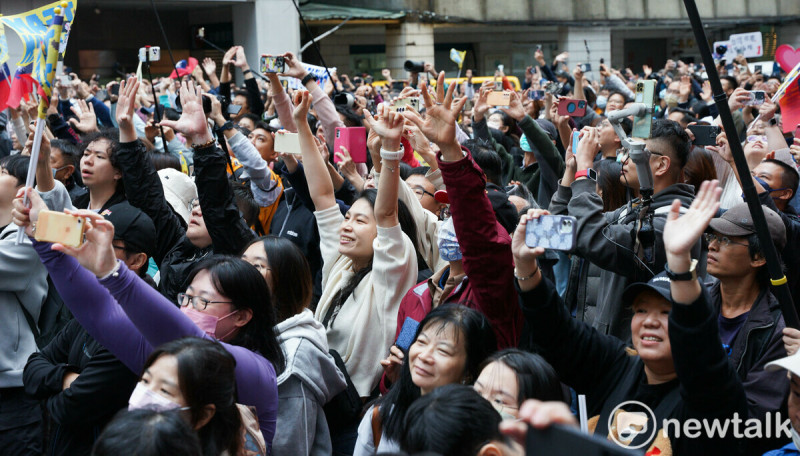 民眾夾道歡迎台灣英雄，場面相當熱烈。   圖：張良一/攝