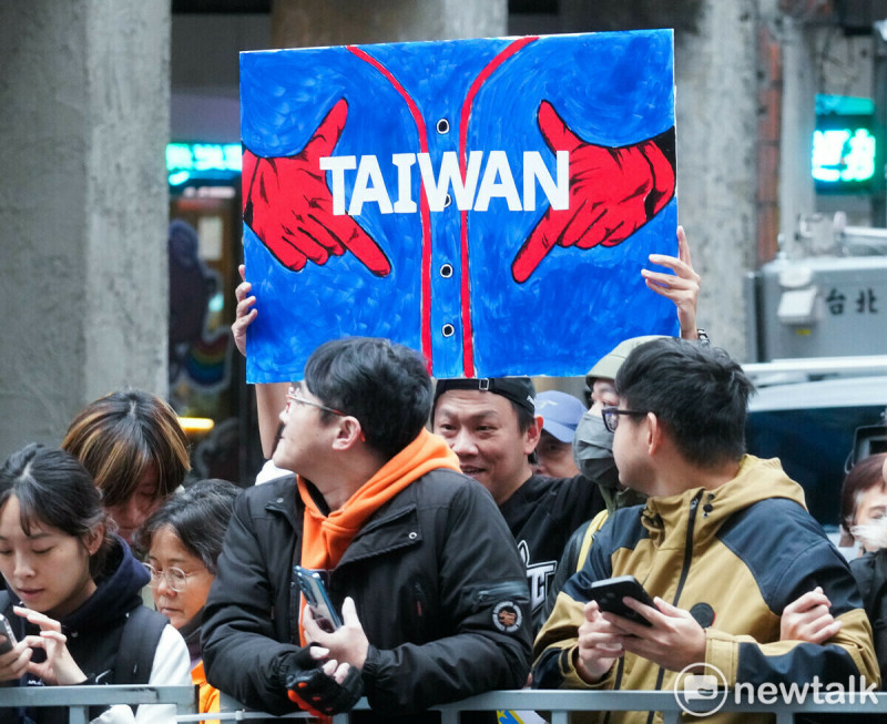 台灣隊長陳傑憲在台日冠軍賽揮出三分砲全壘打，他在返回北壘前，在隊服胸前比出看不見的台灣的手勢，感動許多台灣人，民眾也以自製海報向陳傑憲致敬。   圖：張良一/攝