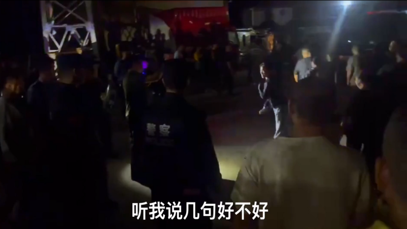 廣東廣州花都區獅嶺鎮韻達快遞網點的工人們，因老闆跑路發起抗議。   圖：翻攝自昨天 X 帳號