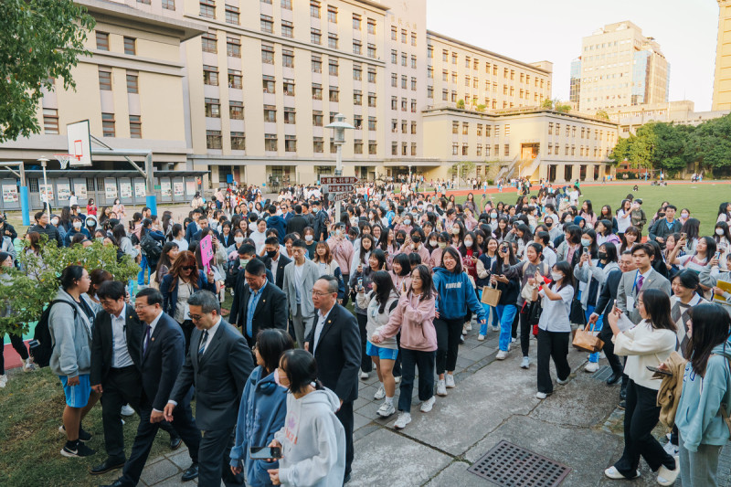 馬英九基金會邀請中國師生參訪團訪台，參訪北市中山女高。   圖：馬英九基金會提供