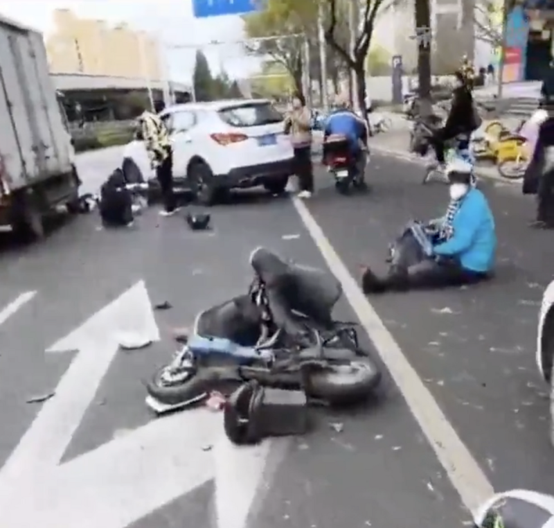 11 月 26 日北京豐台區，一汽車在馬路高速衝撞電動車和行人，現場一片狼藉。   圖：截自「 x 」@zhihui999