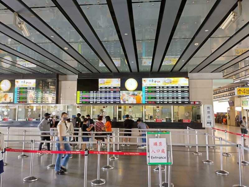 台鐵公司今日公布未來已購票但尚未取票的旅客，可直接至官網變更車次或票種，不用再親自到車站櫃台排隊辦理。   圖：翻攝自國營台灣鐵路有限公司臉書