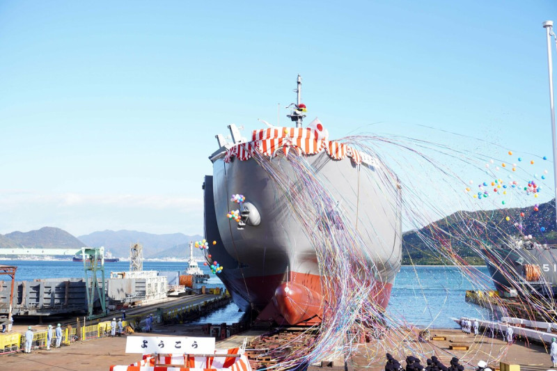 日本陸上自衛隊將成立的「海上輸送群」，排水量達3500噸的「歡迎號」(ようこう，舷號4101)運輸船28日舉行下水儀式。   圖：翻攝「X」@JGSDF_pr