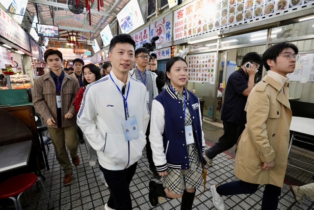 奧運桌球金牌選手馬龍和奧運射擊金牌選手楊倩逛華西街夜市。   圖：馬英九文教基金會提供