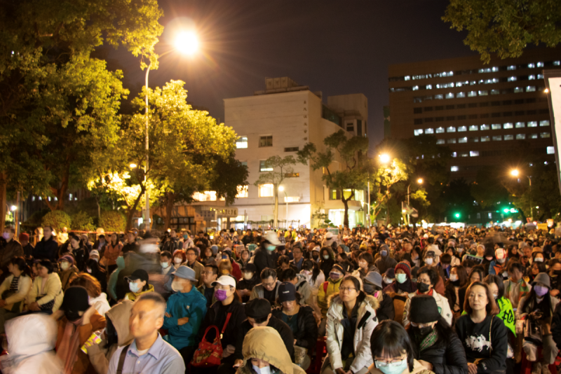 民團號召2千多人， 不畏天寒聚立院外抗議   反對藍白突襲闖關修憲訴法、選罷法    。   圖：經民連提供