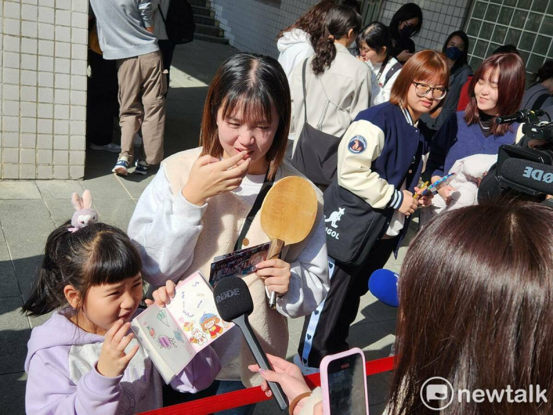  小女孩一早就跟著媽媽到陽明交通大學排隊等候。 圖：黃建豪/攝 