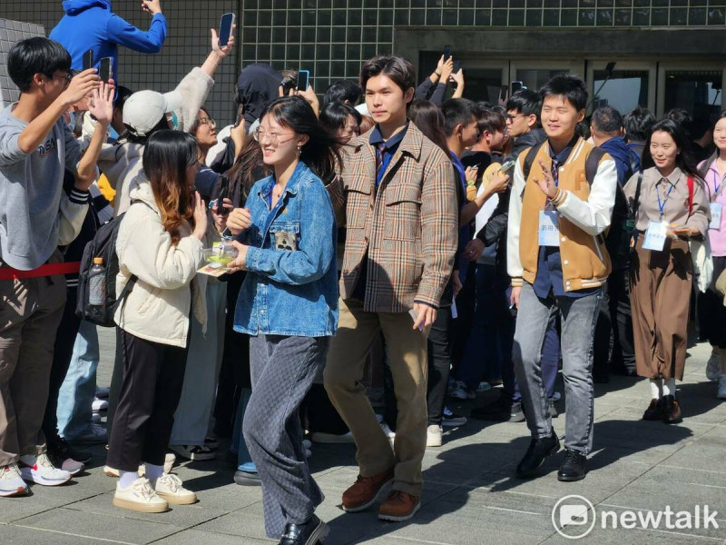 陸生團同學上午參訪陽明交通大學，受到民眾與學生熱烈歡迎。   圖：黃建豪/攝