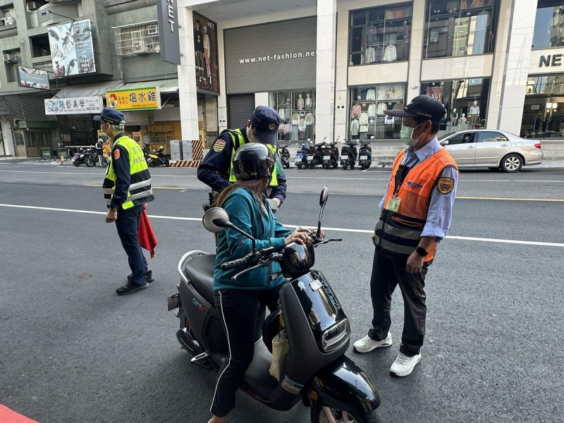 高市警交通大隊執行微電車聯合稽查勤務，未懸掛牌照即開罰。   圖：高市警交通大隊提供