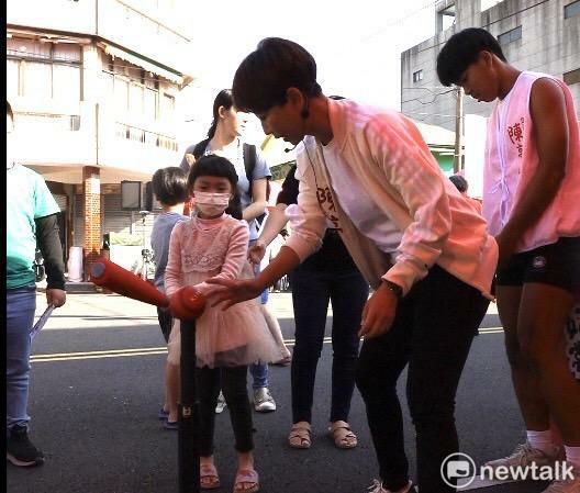 為迎接棒球熱潮，「妃妃姐姐陳亭妃親水萌樂園」升級為「妃妃姐姐陳亭妃動動萌樂園」，加入棒球、羽球、桌球、足球等運動元素，設置一系列運動闖關區，讓孩子們體驗變身世界強棒、金牌投手、冠軍守備員、台灣勇腳、連霸紀錄與奧運金牌的樂趣。   圖：陳亭妃服務處提供