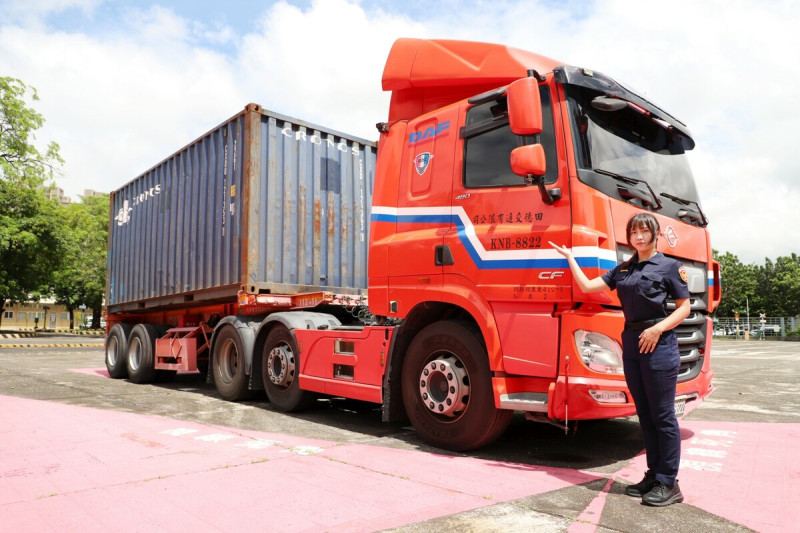 蔡玉貝提醒汽機車、自行車、行人，遇到大型車經過時，務必保持安全距離。   圖：高雄市新聞局提供