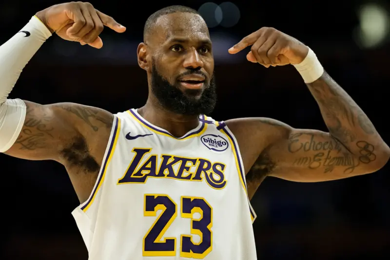 ▲39歲的「詹皇」LeBron James今天率湖人出戰爵士，最後時刻他滑倒後立刻起身追防，賞給對手再見火鍋。（圖／美聯社／達志影像）   