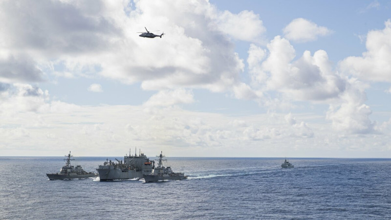 美國海軍油彈補給艦在菲律賓海為美加軍艦提供補給。   圖：翻攝「X」@US7thFleet