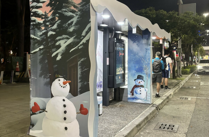 高雄民眾體驗在雪地氛圍中等公車的感覺。   圖：孫家銘攝