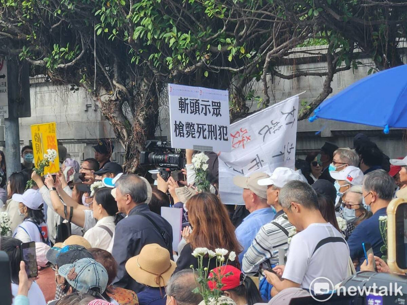 民間人士在凱道發起白玫瑰運動，訴求反對廢死、反對廢死大法官。   圖：黃建豪/攝