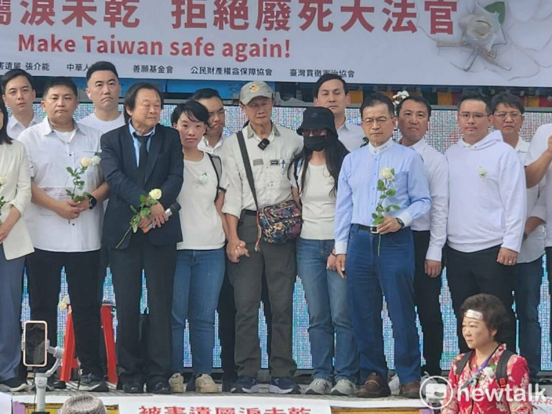 民間團體與民間人士發起白玫瑰運動，上街訴求反廢死。   圖：黃建豪/攝