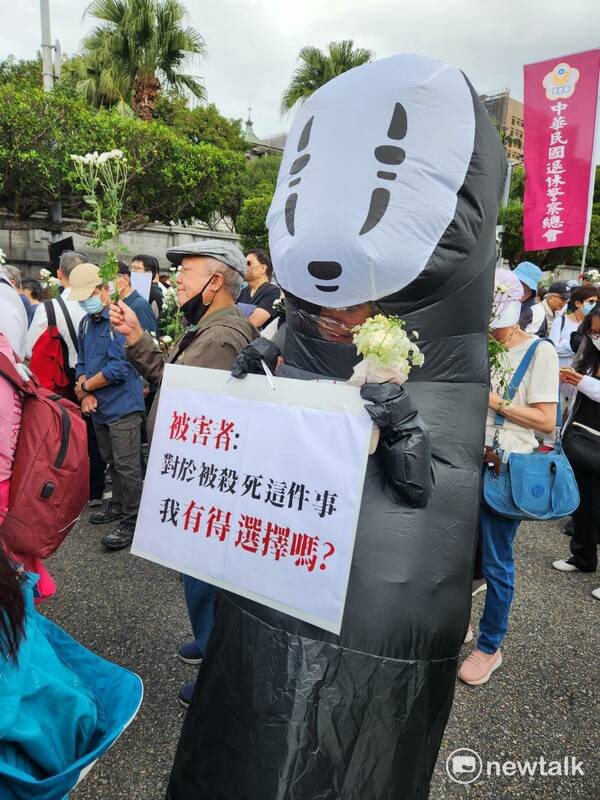 民間團體與民間人士發起白玫瑰運動，上街訴求反廢死。   圖：黃建豪/攝