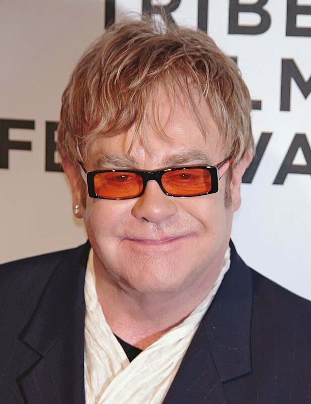 英國創作歌手、作曲家兼演員艾爾頓強（Elton John）近日表示，在遭受嚴重眼部感染幾個月後，他仍然看不見東西。   圖：翻攝自維基百科