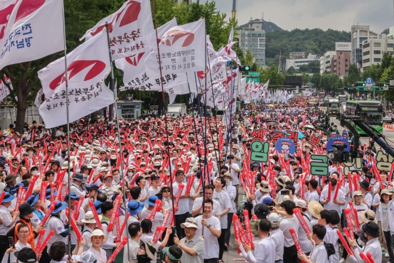 韓國最大工會「全國民主勞動組合總聯盟」宣布將發動大罷工，直到尹錫悅辭職下台為止。   圖：翻攝自全國民主勞動組合總聯盟臉書（資料照）