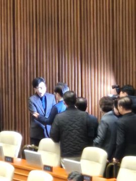 南韓國會於 4 日凌晨召集議員舉辦全體會議，以 190 票全票通過解除戒嚴的決議，執政黨黨魁韓東勳與在野黨黨魁李在明兩人也在決議通過後熱情的握手。   圖：翻攝自 @cskun1989 X 帳號