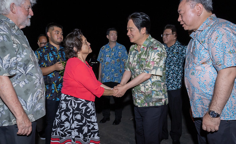 關島總督古蕾露（Lourdes A. Leon Guerrero）暨夫婿庫克（Jeffrey A. Cook）於機梯前迎接賴清德。   圖：總統府提供