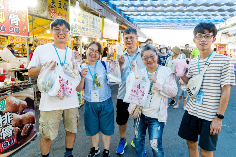 興達港觀光漁市可品嘗各式海鮮小吃。   圖：高雄市觀光局提供