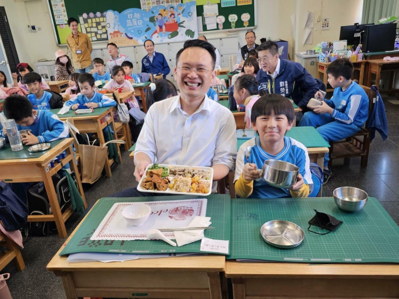 蘇俊賓陪學童一起吃蔬食午餐，食當季、吃在地。   圖：桃園市政府/提供