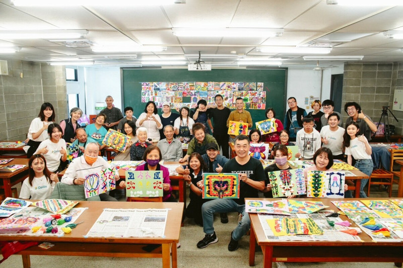 東海大學攜手桃園市「木匠的家關懷協會」，帶領身心障礙學員一同體驗壓印創作。   圖：東海大學/提供