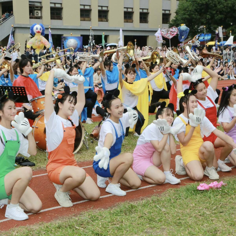 前總統蔡英文勉勵中山女高學生邁向世界。圖為今（7）日參加中山女高校慶的學生。   圖：擷自蔡英文臉書粉專