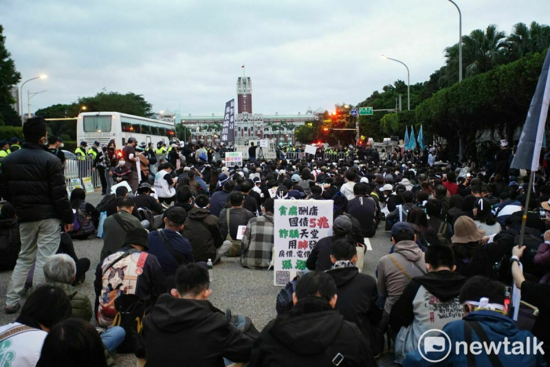 民眾黨主辦的「反霸凌、護勞權」遊行抵達終點凱達格蘭大道，要將民眾的訴求陳情書送進總統府。   圖：林昀真/攝